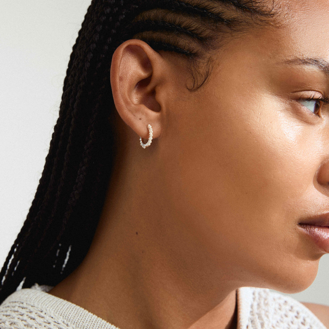 Boucles d'oreilles KALIA anneaux perles – finition plaquée argent de Pilgrim, vue 2