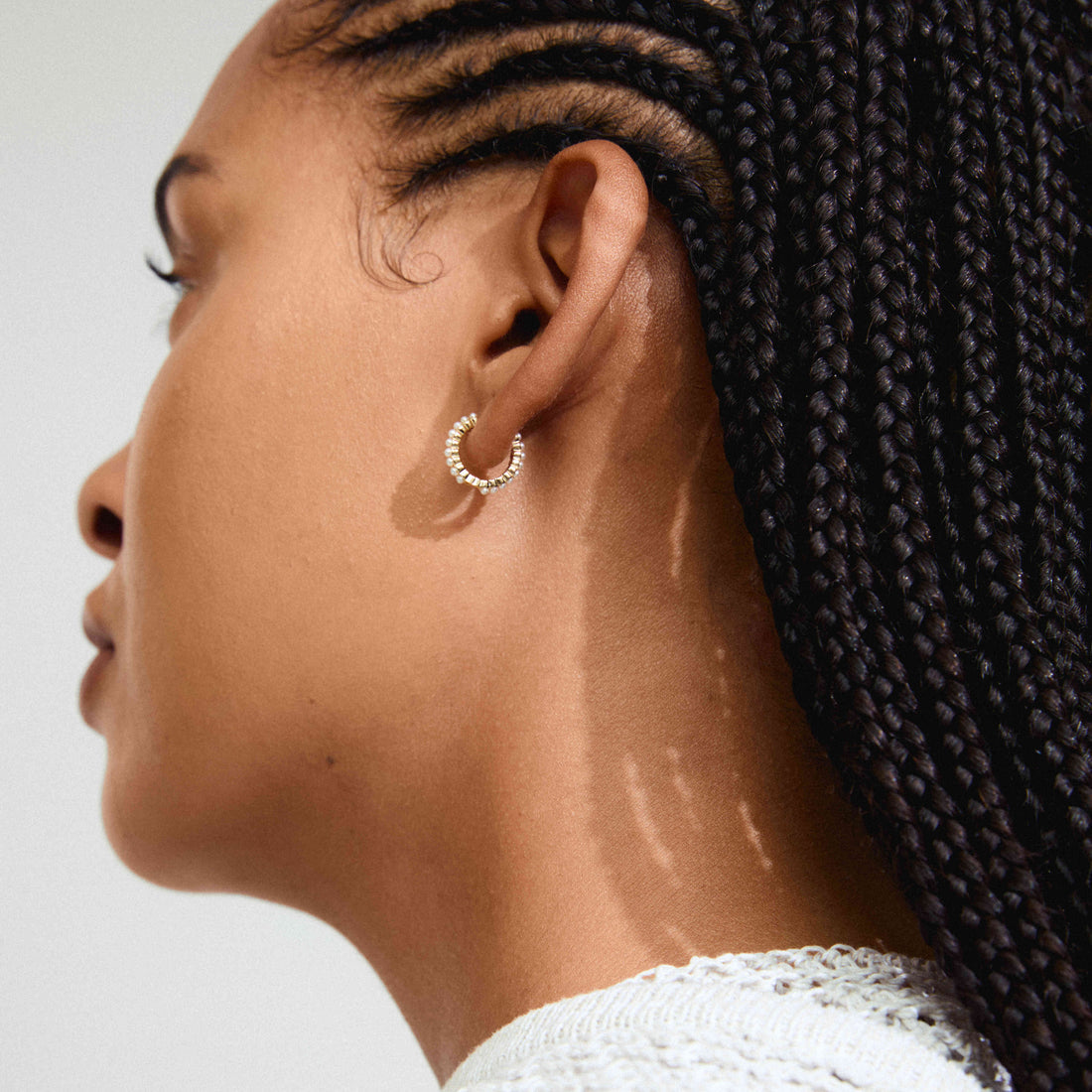 Boucles d'oreilles KALIA anneaux perles – finition plaquée or de Pilgrim, vue 2