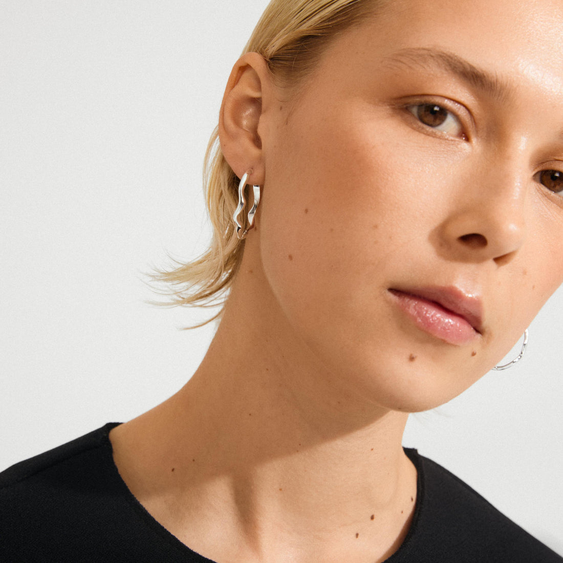 Boucles d’oreilles LARKIN anneaux ondulées – finition plaquée argent de Pilgrim, vue 2