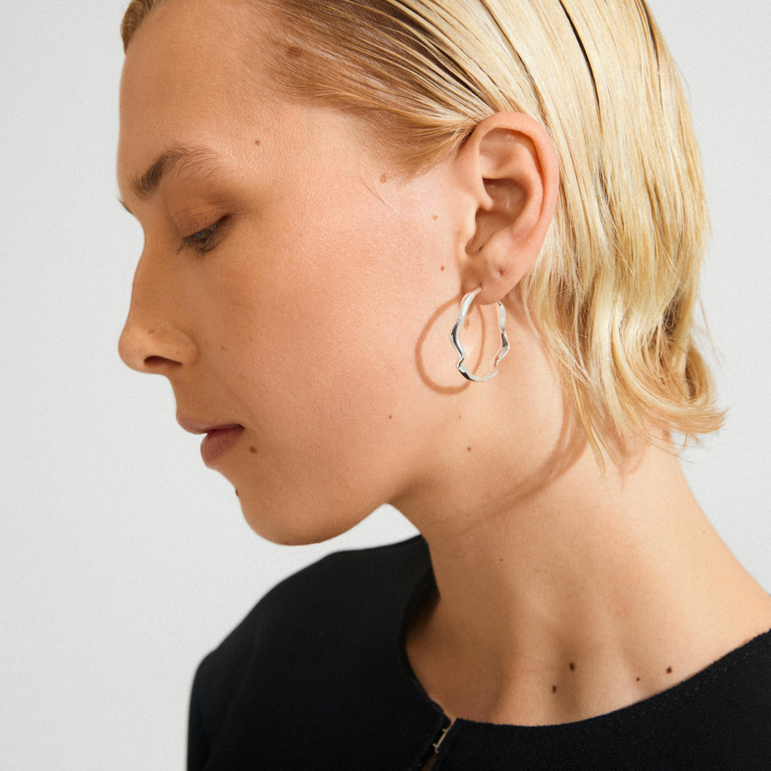 Boucles d’oreilles LARKIN anneaux ondulées – finition plaquée argent de Pilgrim, vue 3