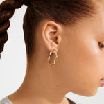 Boucles d’oreilles LARKIN anneaux ondulées – finition plaquée or de Pilgrim, vue 2