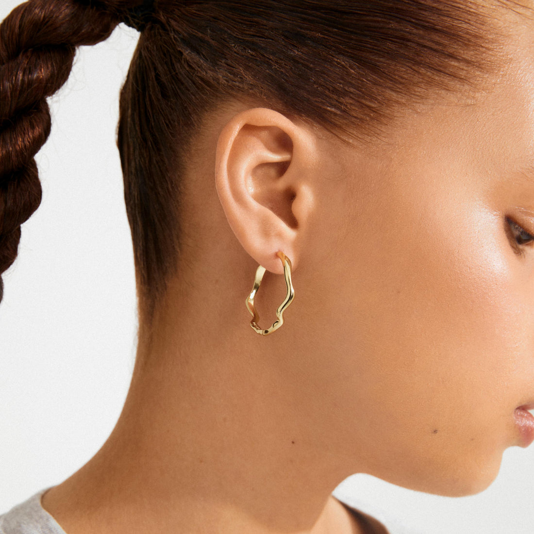 Boucles d’oreilles LARKIN anneaux ondulées – finition plaquée or de Pilgrim, vue 2
