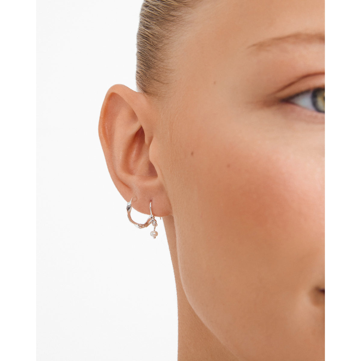Boucles d'oreilles MORIN perles et cristaux 2-en-1 – finition plaquée argent de Pilgrim, vue 2