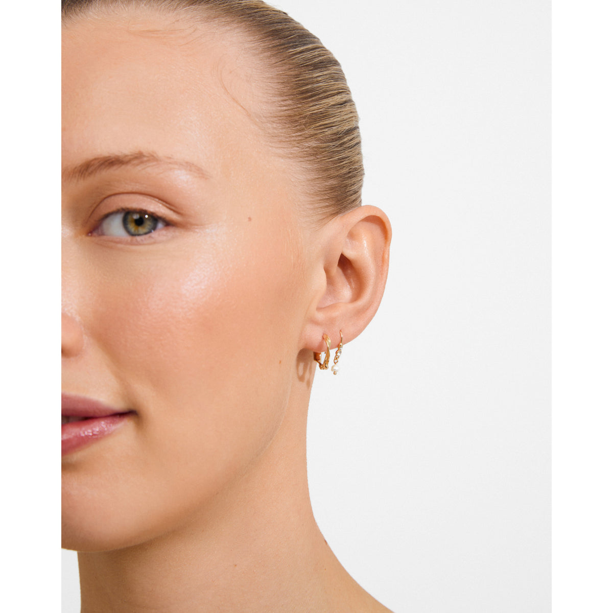 Boucles d'oreilles MORIN perles et cristaux 2-en-1 – finition plaquée or de Pilgrim, vue 2