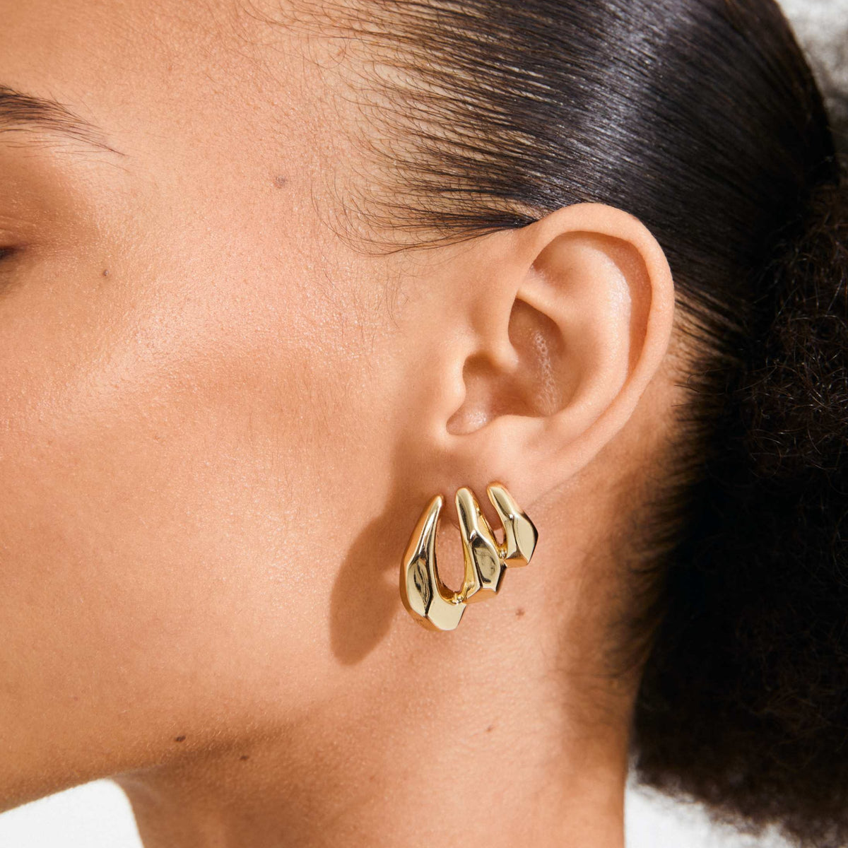 Boucles d'oreilles PRESENCE épaisses – finition plaquée or de Pilgrim, vue 2