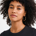 Boucles d'oreilles PRESENCE texturées – finition plaquée or de Pilgrim, vue 2