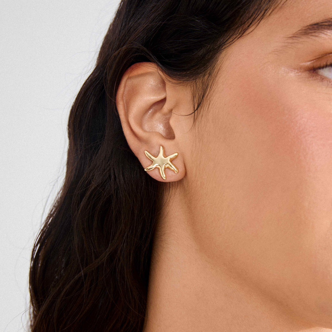 Boucles d’oreilles PRISM étoile de mer épaisses – finition plaquée or de Pilgrim, vue 2