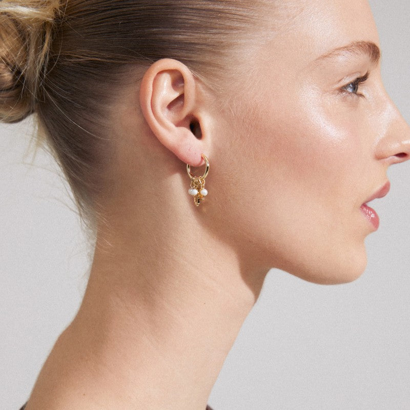 Boucles d’oreilles argentées portées, vue de profil
