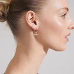 Boucles d’oreilles argentées portées, vue de profil