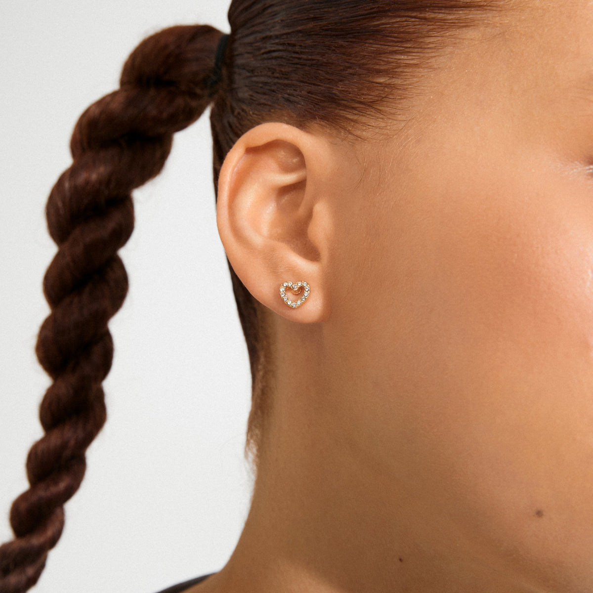 Puces d’oreilles EDIE en cœur avec cristaux – finition plaquée or de Pilgrim, vue 2