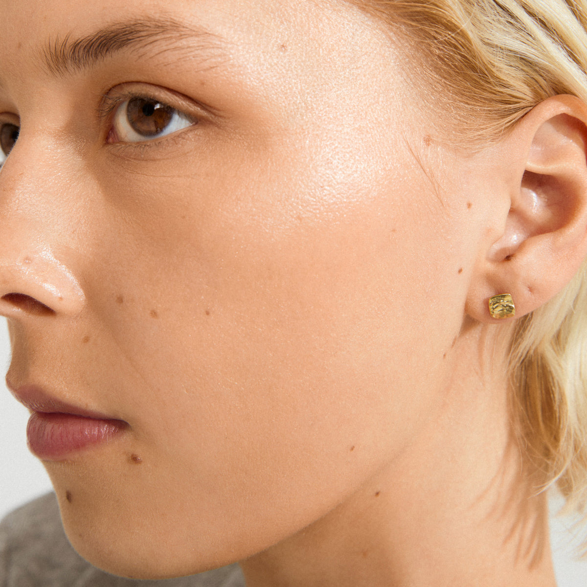Boucles d’oreilles SENSE carrés – finition plaquée or de Pilgrim, vue 2