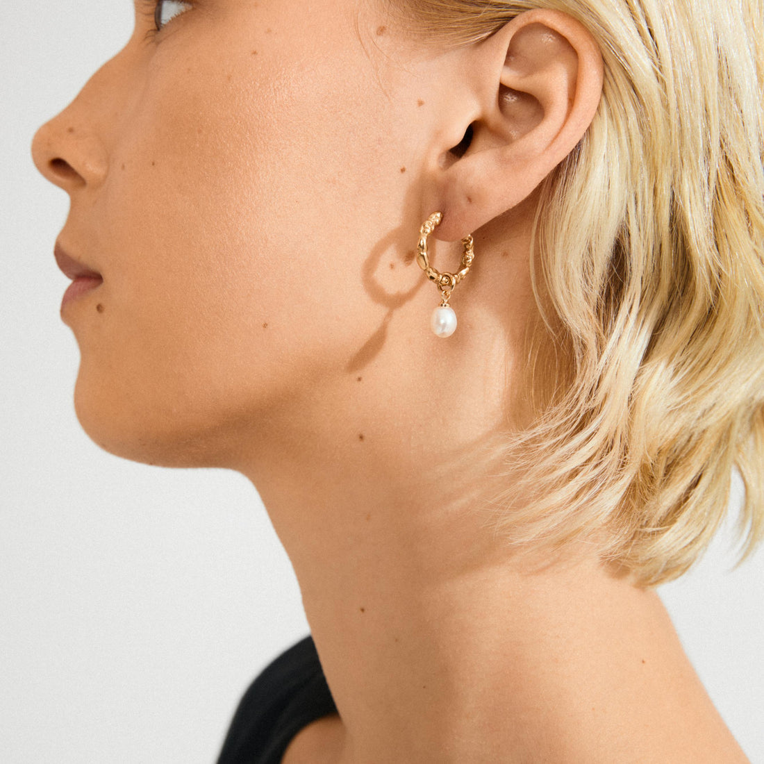 Boucles d’oreilles SHIFT perle d’eau douce – finition plaquée or de Pilgrim, vue 3