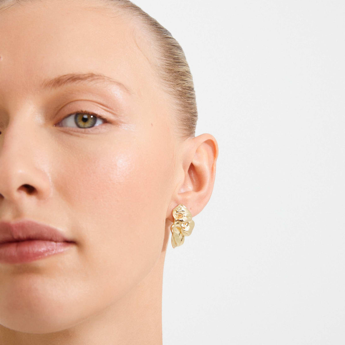 Boucles d'oreilles SOLARI pétales – finition plaquée or de Pilgrim, vue 2