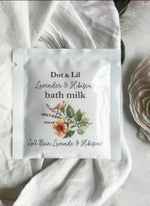 Sachet de lait de bain Dot & Lil sur un tissu clair