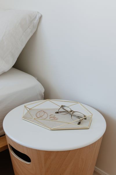 Plateau à bijoux Prisma Umbra – Laiton mat – présentation du produit