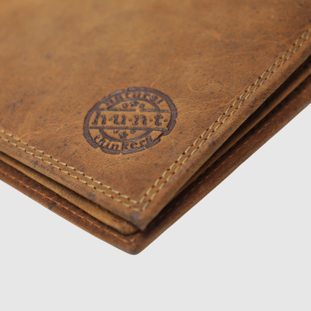 Portefeuille Hunt en cuir à rabat — cognac, détail du cuir et du logo