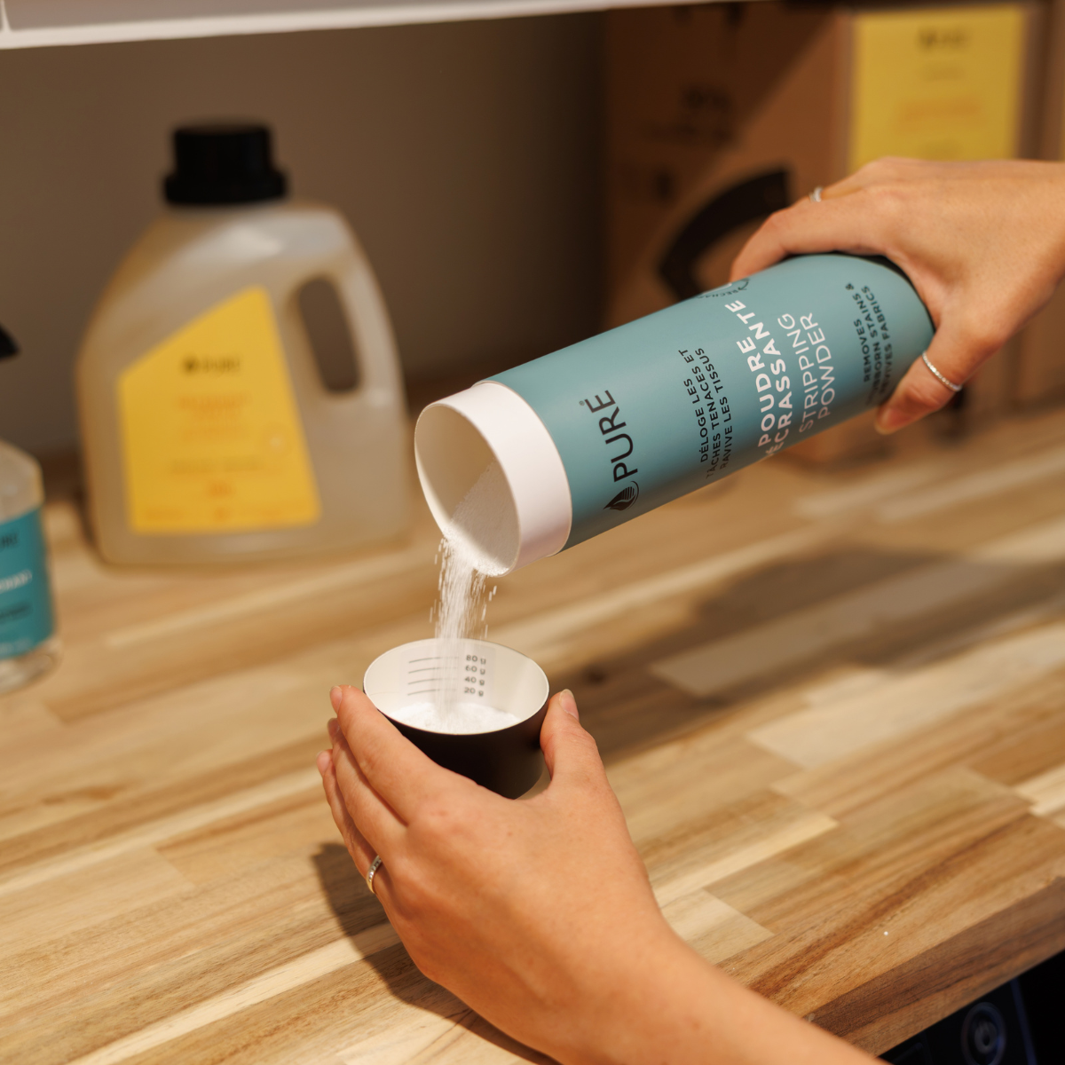 Poudre décrassante Pure – 800 g — dosage avec le bouchon du contenant