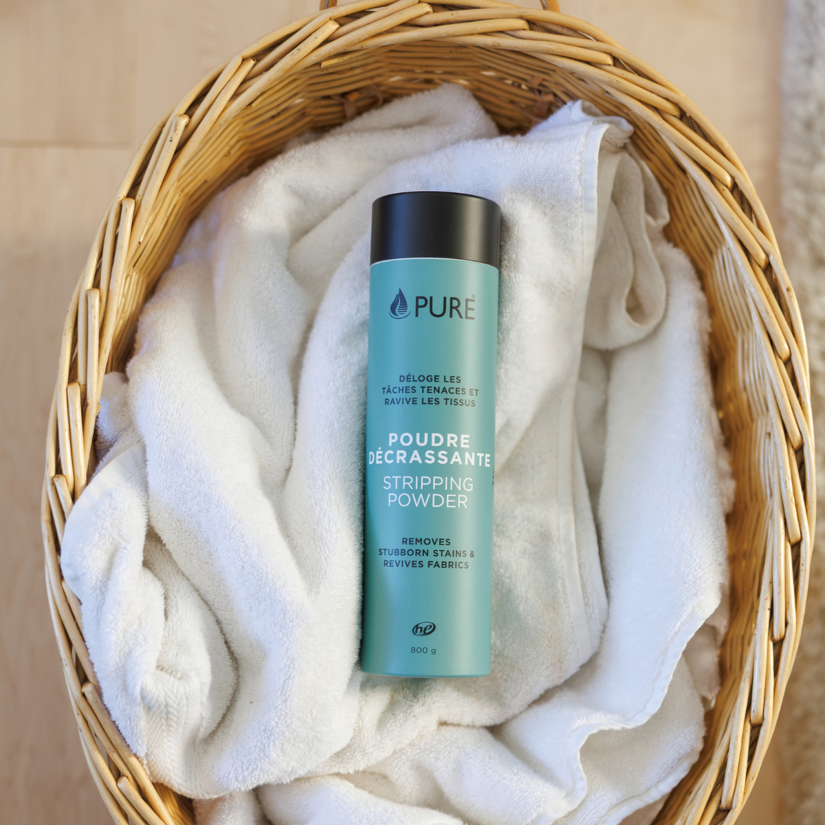 Poudre décrassante Pure – 800 g — contenant présenté sur du linge
