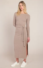 Robe longue nouée à la taille Dex, coloris brun doux, vêtement porté