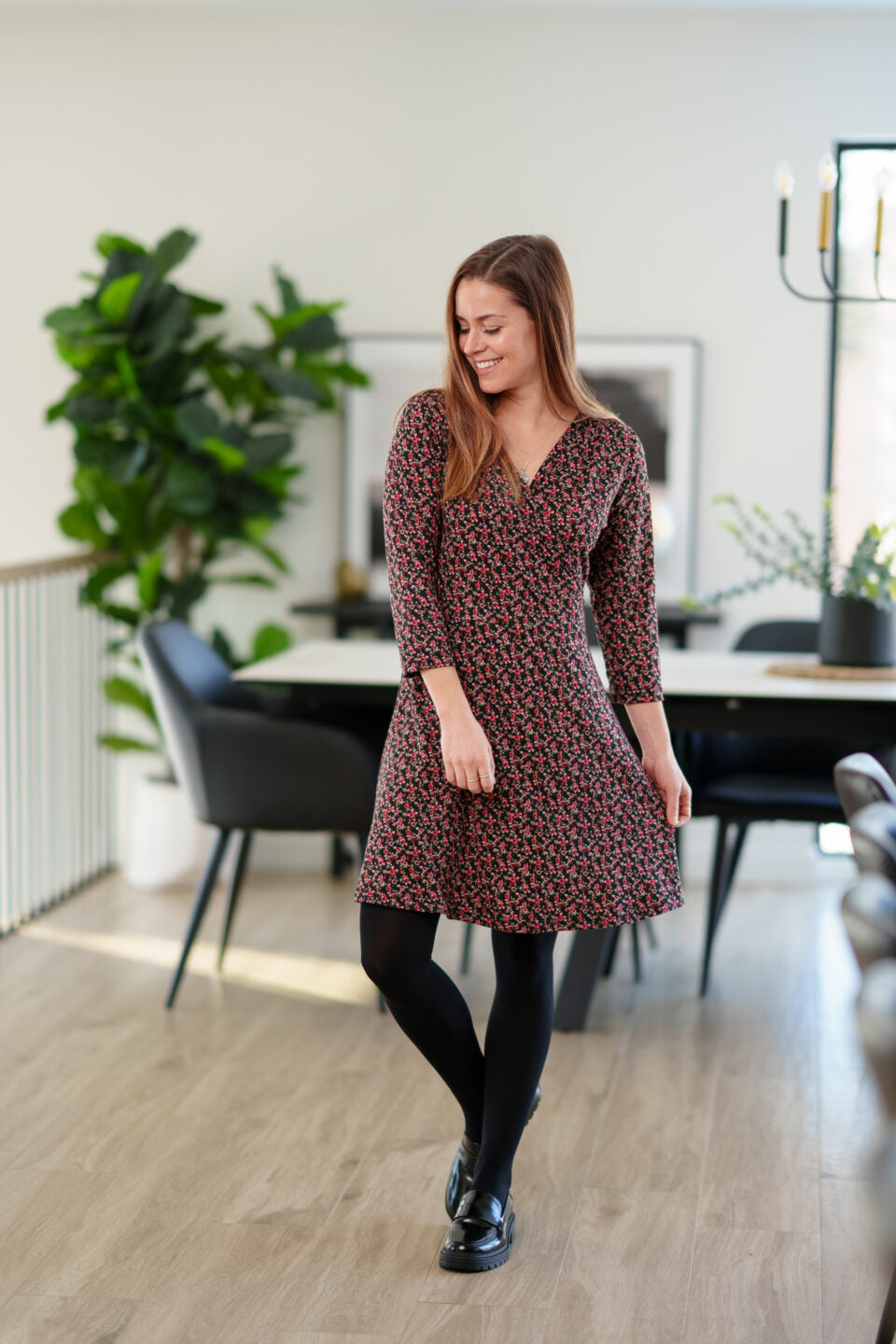Robe Mattawin – Fleurs rouges – vue de face en mouvement – Rien ne se perd, tout se crée