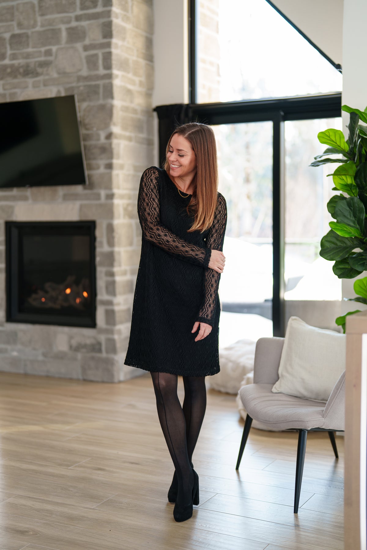 Robe Ste-Marguerite – Dentelle noire – vue en pied – Rien ne se perd, tout se crée