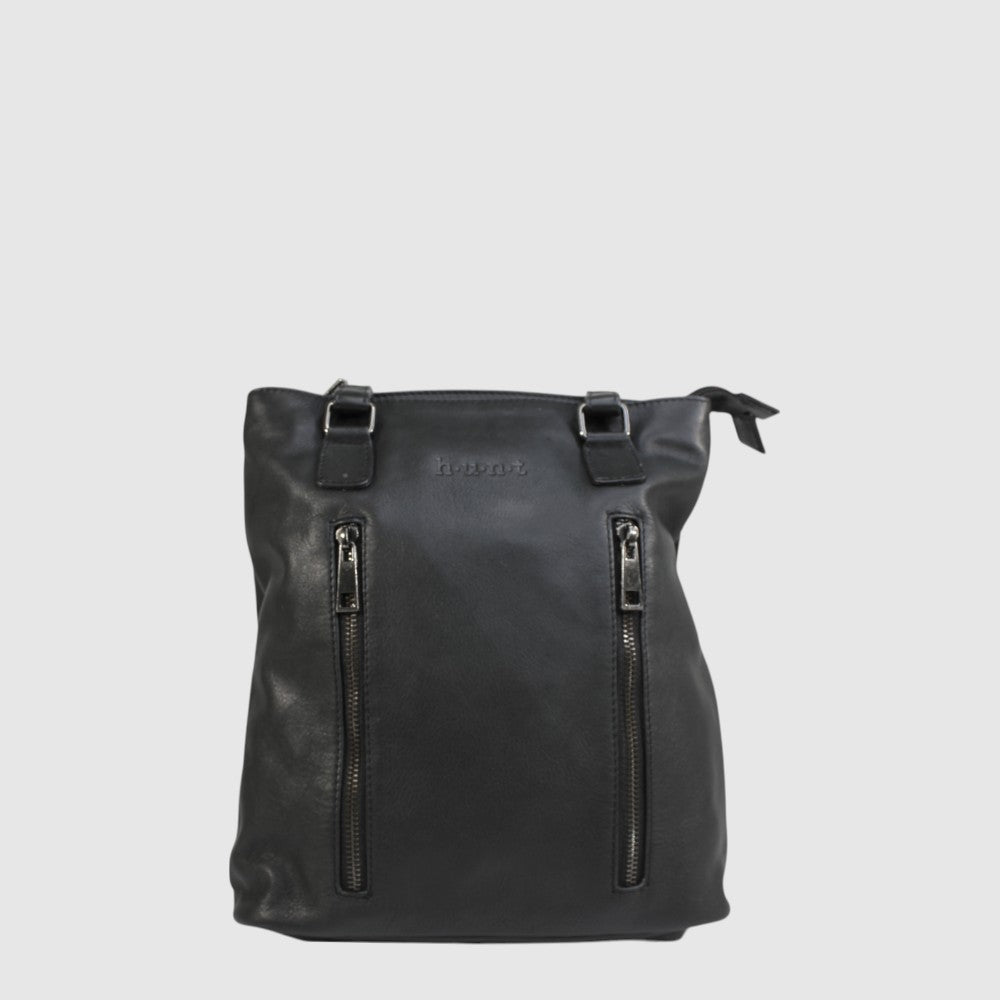 Sac à dos convertible en cuir Hunt noir, vue de face avec deux poches verticales zippées