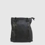 Sac à dos convertible en cuir Hunt noir, vue de face avec deux poches verticales zippées
