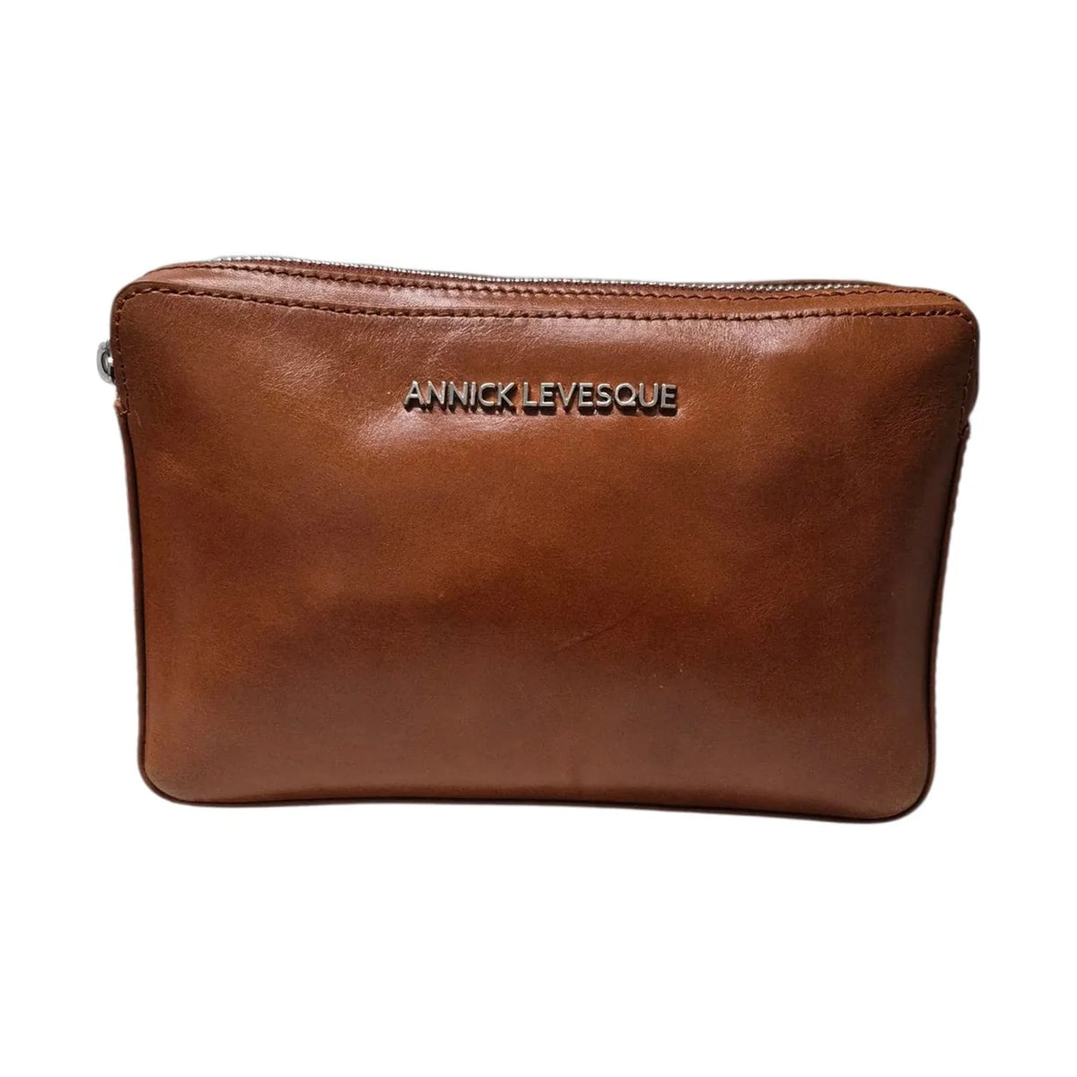 Sac Annie en cuir cognac, vue de face avec fermeture éclair et logo argenté