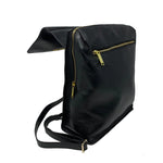 Sac à dos Antoinette en cuir noir, vue de côté avec rabat ouvert