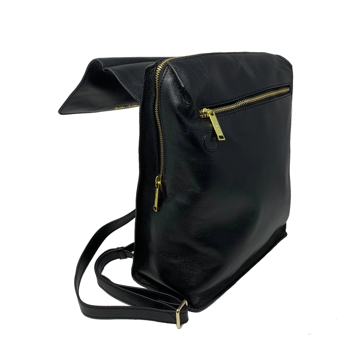 Sac à dos Antoinette en cuir noir, vue de côté avec rabat ouvert