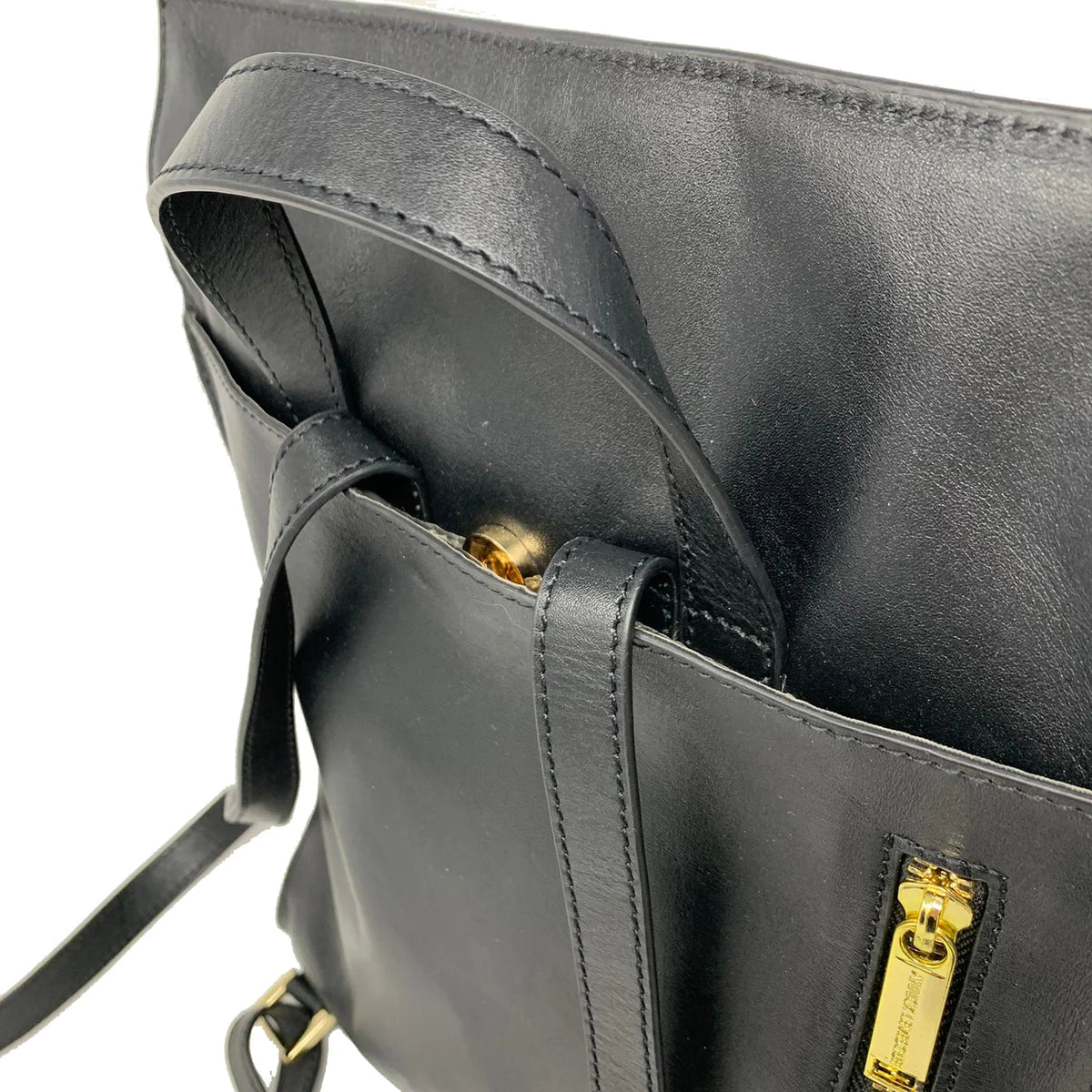 Sac à dos Antoinette en cuir noir, détail du cuir et de la fermeture éclair