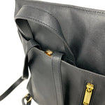 Sac à dos Antoinette en cuir noir, détail du cuir et de la fermeture éclair