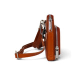 Sac portefeuille Carmen en cuir cognac, vue de profil