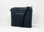 Sac à bandoulière Gisèle petit en cuir noir, vue de trois quarts