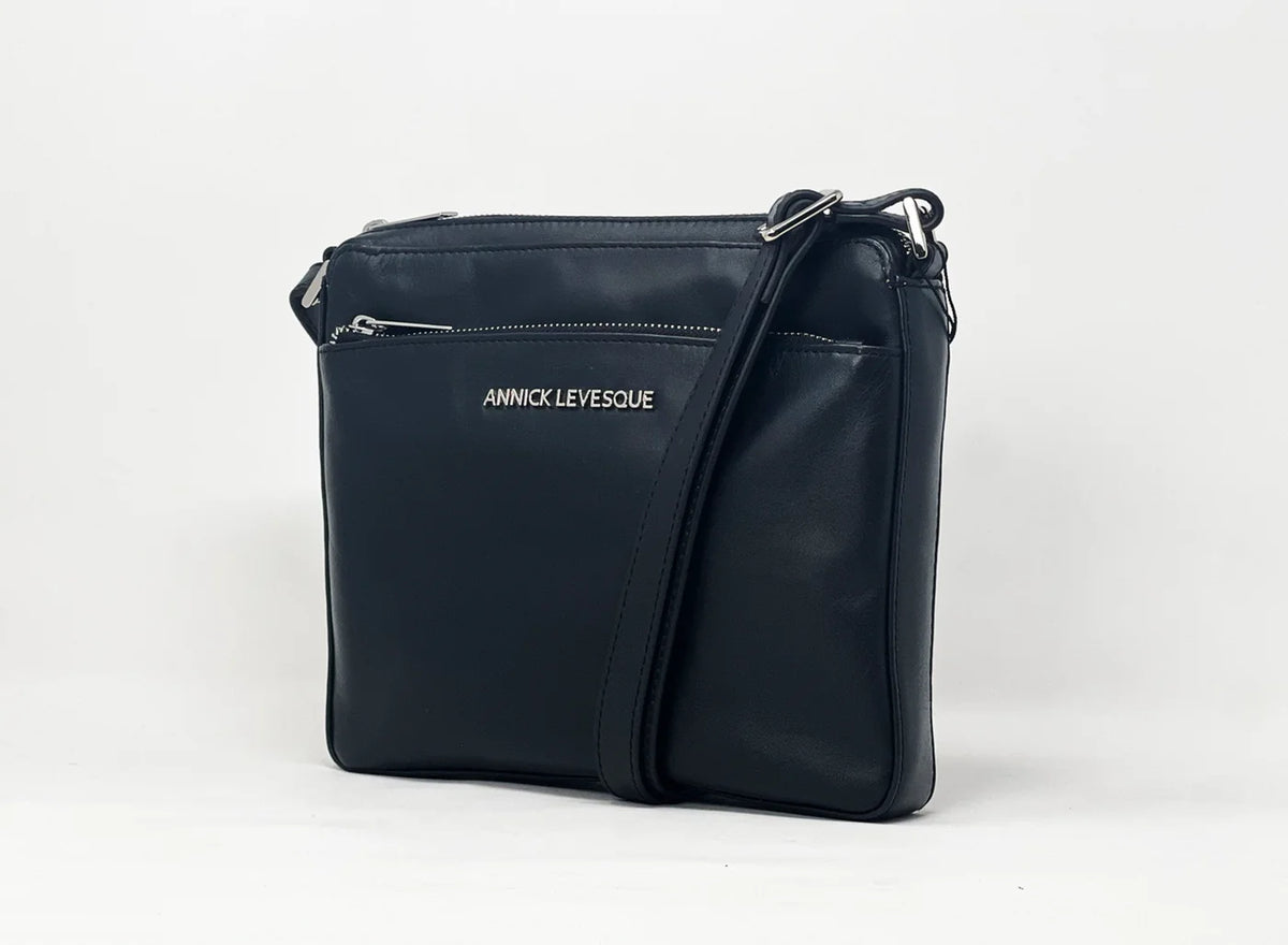 Sac à bandoulière Gisèle petit en cuir noir, vue de trois quarts