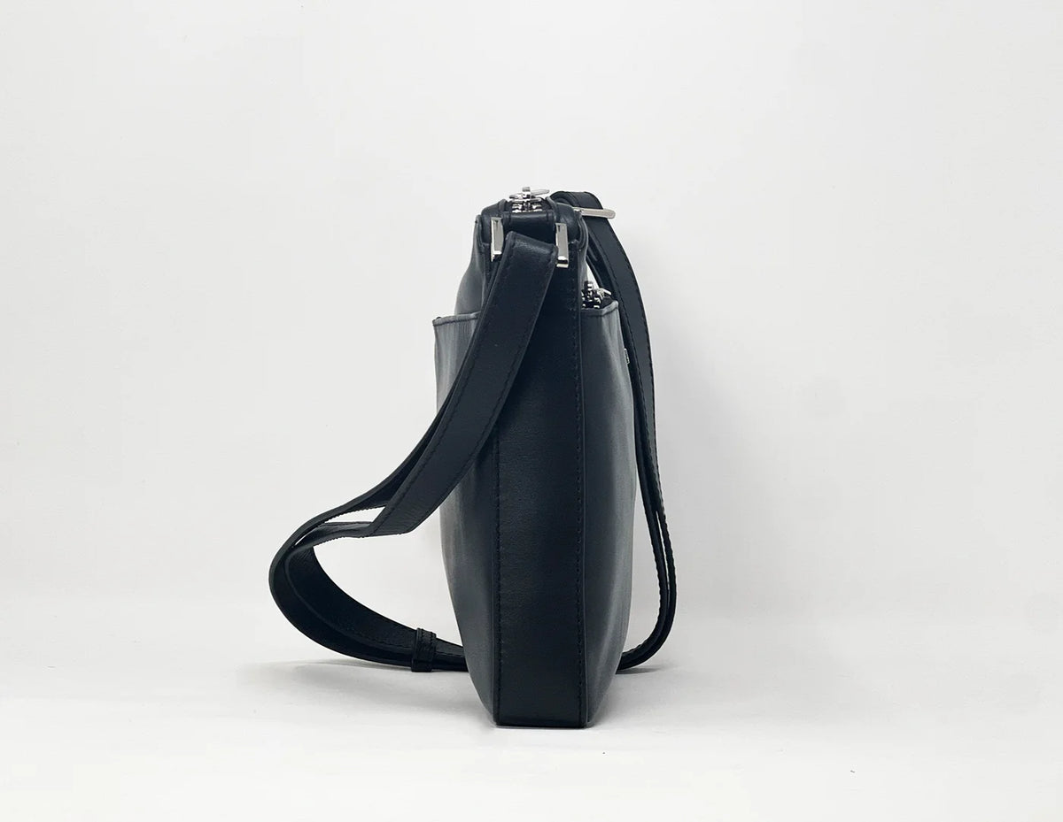 Sac à bandoulière Gisèle petit en cuir noir, vue de profil