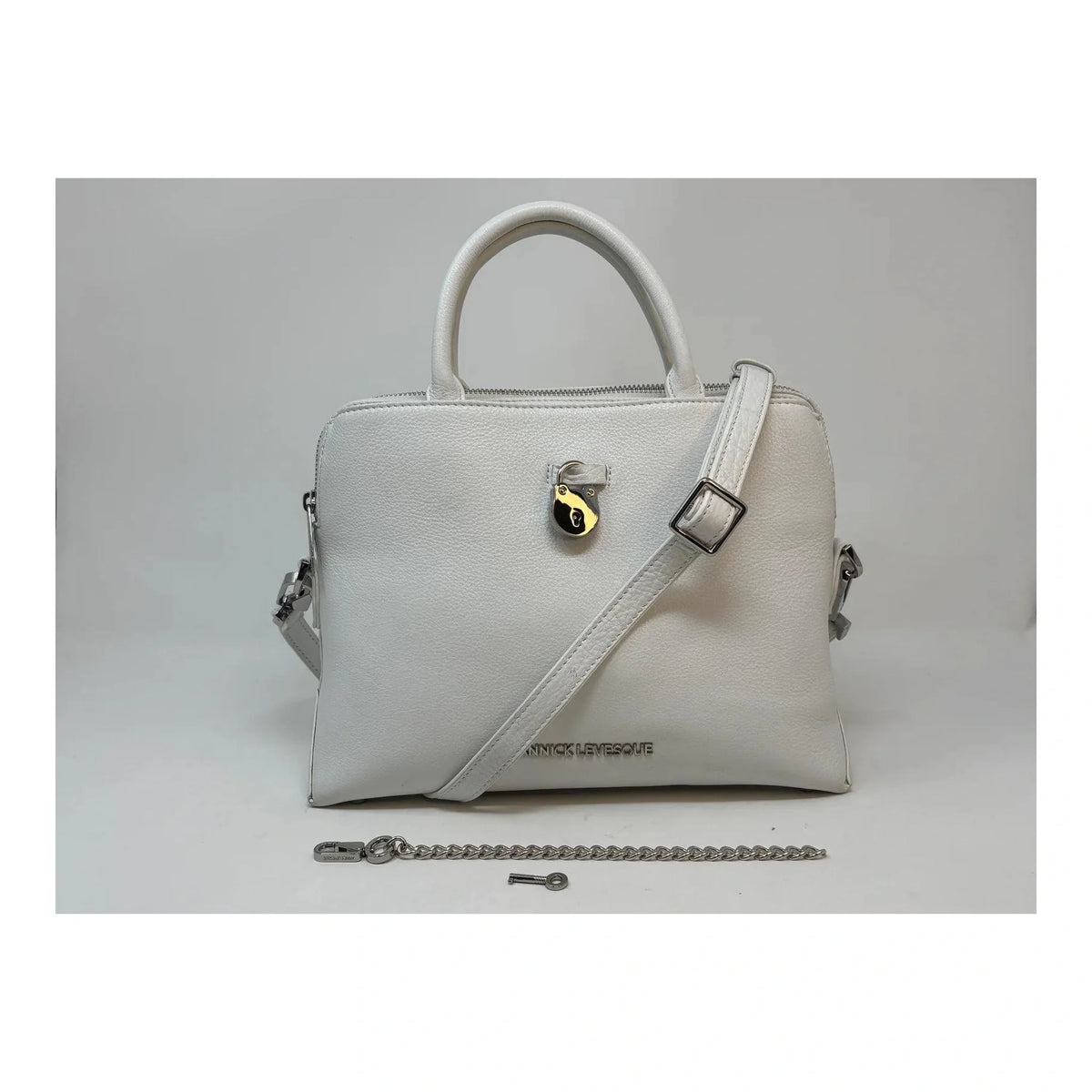 Sac à main Miranda en cuir blanc, vue de face avec bandoulière