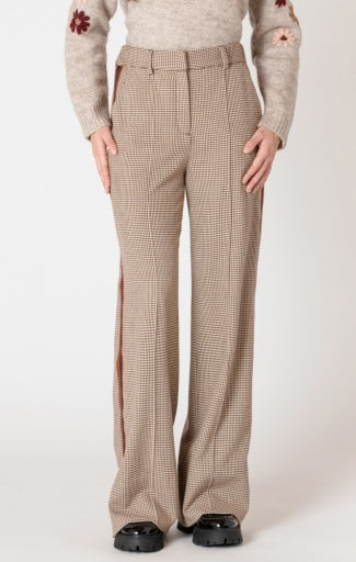 Pantalon beige ample porté, vue de face