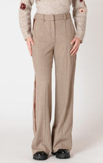 Pantalon beige ample porté, vue de face