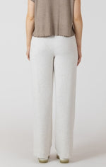 Pantalon blanc ample porté, vue de dos