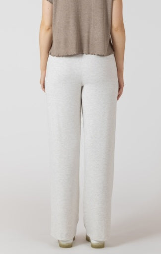 Pantalon blanc ample porté, vue de dos
