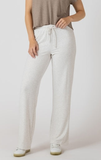 Pantalon blanc ample porté, vue de face