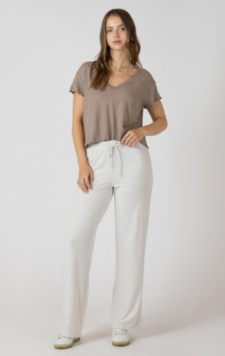 Pantalon blanc ample porté avec un haut taupe