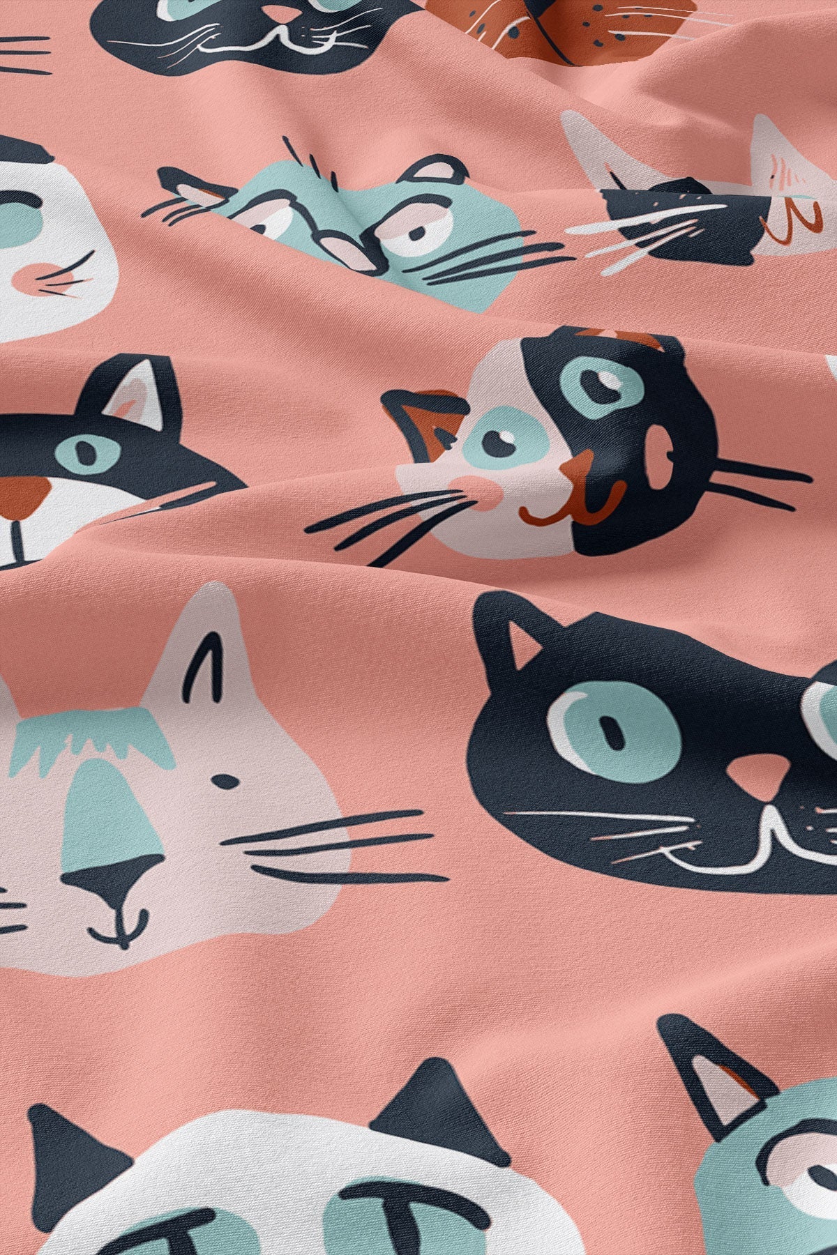 Serviette de plage Solem La Chat-l’Heureuse, détail des chats illustrés