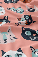 Serviette de plage Solem La Chat-l’Heureuse, détail des chats illustrés