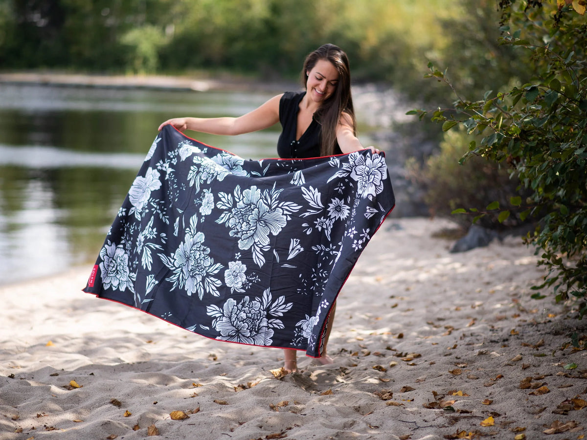 Serviette de plage Solem Simone XL, serviette déployée au bord de l’eau
