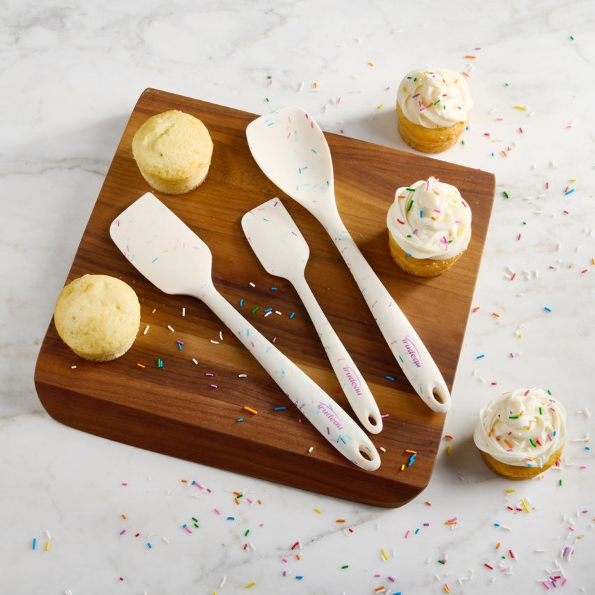 Spatules Confetti Trudeau utilisées pour garnir des petits gâteaux