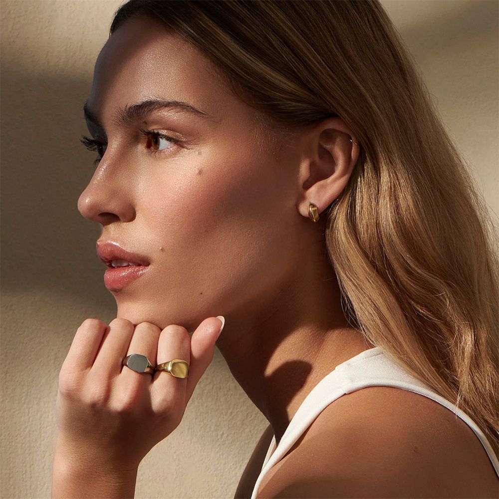 Petite boucle d’oreille argentée portée à l’oreille