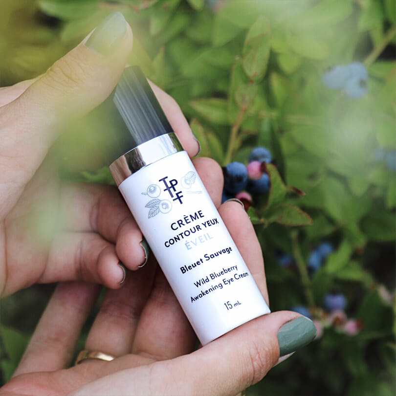 Crème contour des yeux Éveil tenue en main — Ta peau, ton fruit
