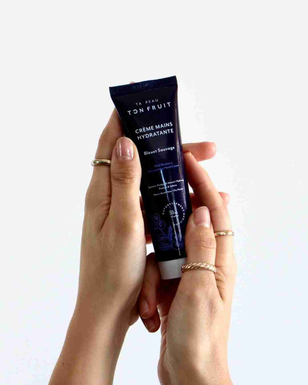 Crème à mains hydratante tenue en main — Ta peau, ton fruit